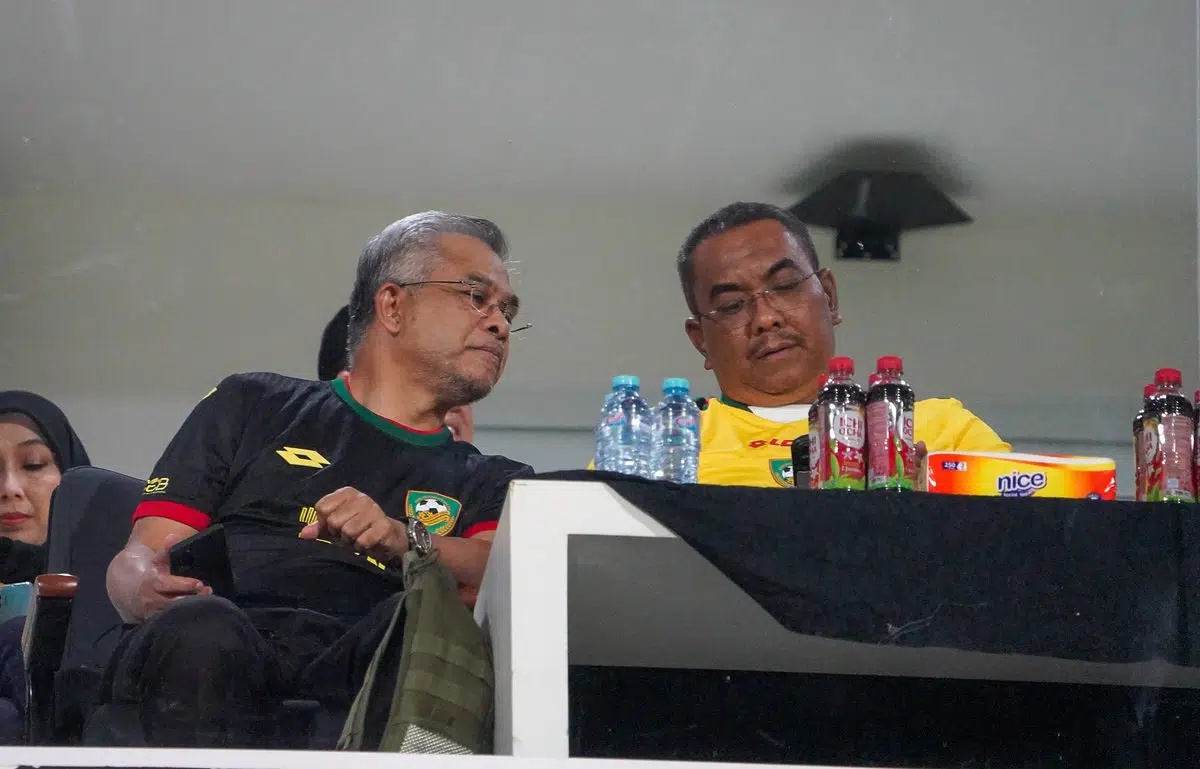 சனூசி குற்றஞ்சாட்டப்பட்டதைத் தொடர்ந்து அமைதியை கடைப்பிடிப்பீர்