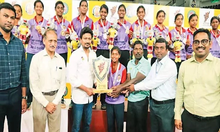 முதல்-அமைச்சர் கோப்பை கைப்பந்து போட்டியில் முதலிடம் பிடித்த அணிக்கு பரிசு