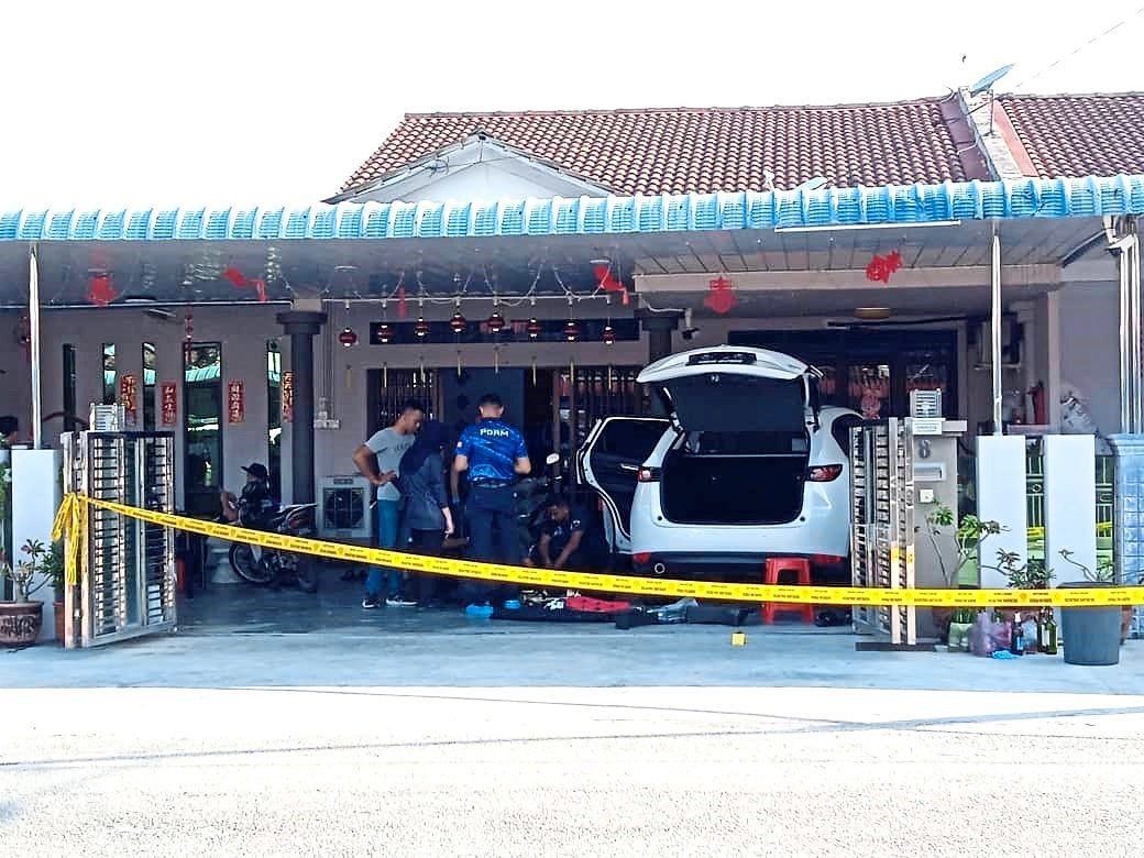 அந்த ஆடவரை போ​லீசார் தேடி வருகின்றனர்