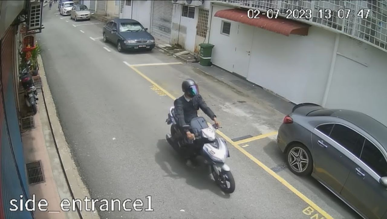 ஆசிரியையின் தங்க சங்கிலி பறிப்பு