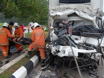 லோரி விபத்துக்குள்ளானதில் ஓட்டுநரும்,உதவியாளரும் படுகாயம்