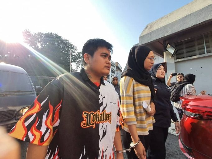 மகனை சித்ரவதை செய்ததாக தாயார் மீது குற்றச்சாட்டு