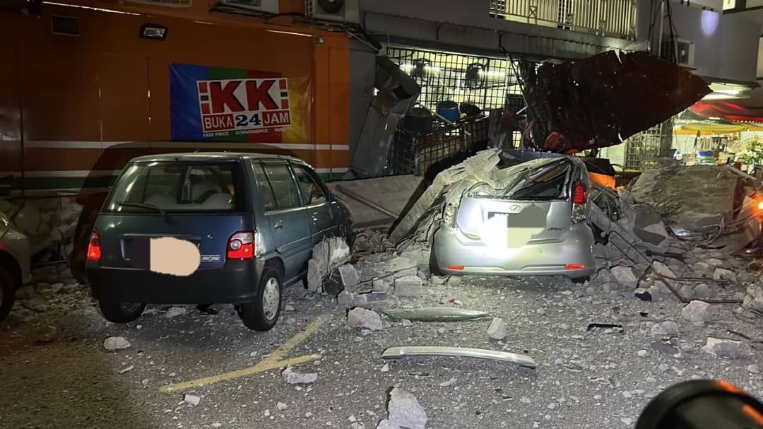 கட்டடத்தின் காண்கிரேட் இடிந்து விழுந்தது, 10 வாகனங்கள் சேதம்