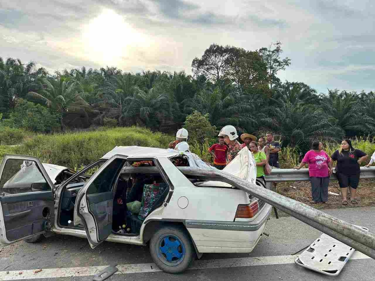 பெண் இறந்த ஐந்து காயம் கார் மோதிய சாலை தடுப்பு இரும்பு