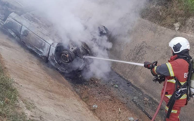 கார் விபத்தில் நால்வர் கருகி மாண்டனர்