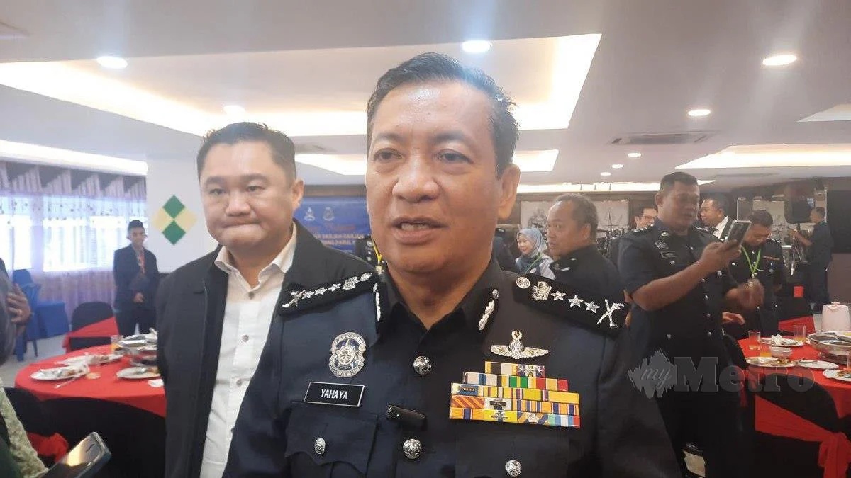 பட்டங்கள் விற்பனை, இரு நபர்கள் கைது