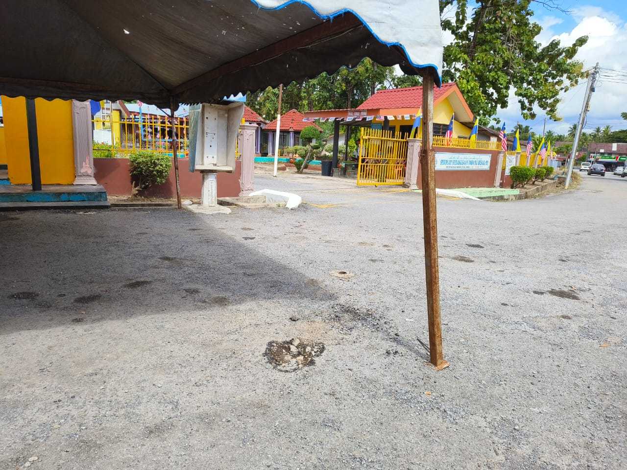 பெர்லீஸ், பாடாங் பெசாரில் தொடக்கப் பள்ளியில்  நிகழ்ந்த வெடிச் சம்பவம் தொடர்பில் இரு நபர்களை போலீசார் கைது செய்துள்ளனர்.