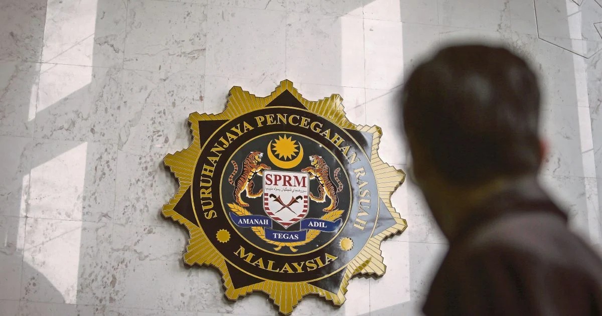 டான் ஶ்ரீ முகைதீன் யாசினின் மருமகன் உட்பட இருவருக்கு எஸ்.பி.ஆர்.எம் வலைவீச்சு