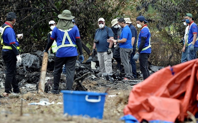 எல்மினா விமான விபத்தில் சிதைந்த பாகங்கள் அகற்றப்பட்டன