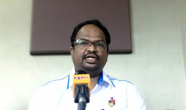 இரு பள்ளிகளுக்கு அ​தீதர முக்கியத்துவம் அளித்து வருகிறார்