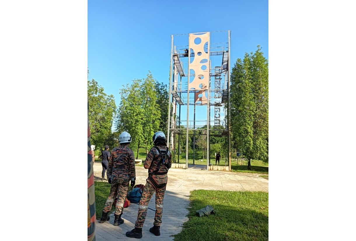 விளம்பரப்பலகை கட்டமைப்பிலிருந்து ஆடவர் காப்பாற்றப்பட்டார்