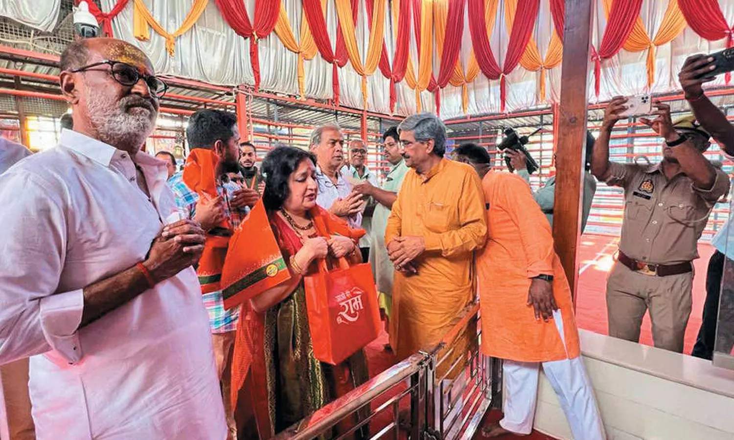 அயோத்தியில் ராமர் கோவில் கட்டுமான பணிகளை பார்வையிட்ட ரஜினிகாந்த்