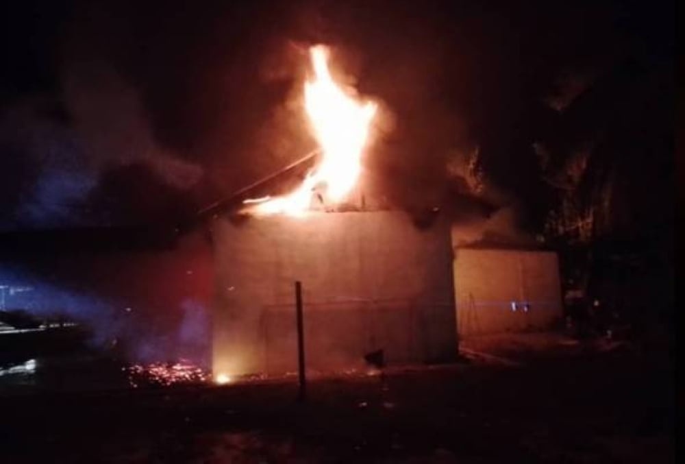 மூன்று கடைகள் தீயில் அழிந்தன