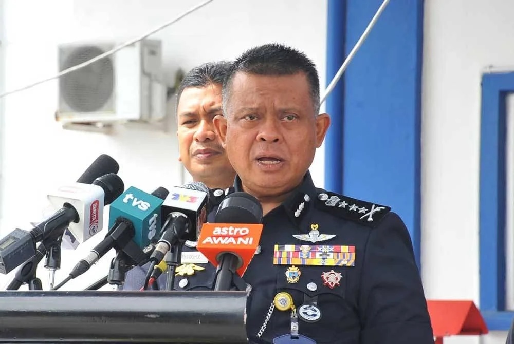 சுவரொட்டியை சேதப்படுத்திய நபர் கைது