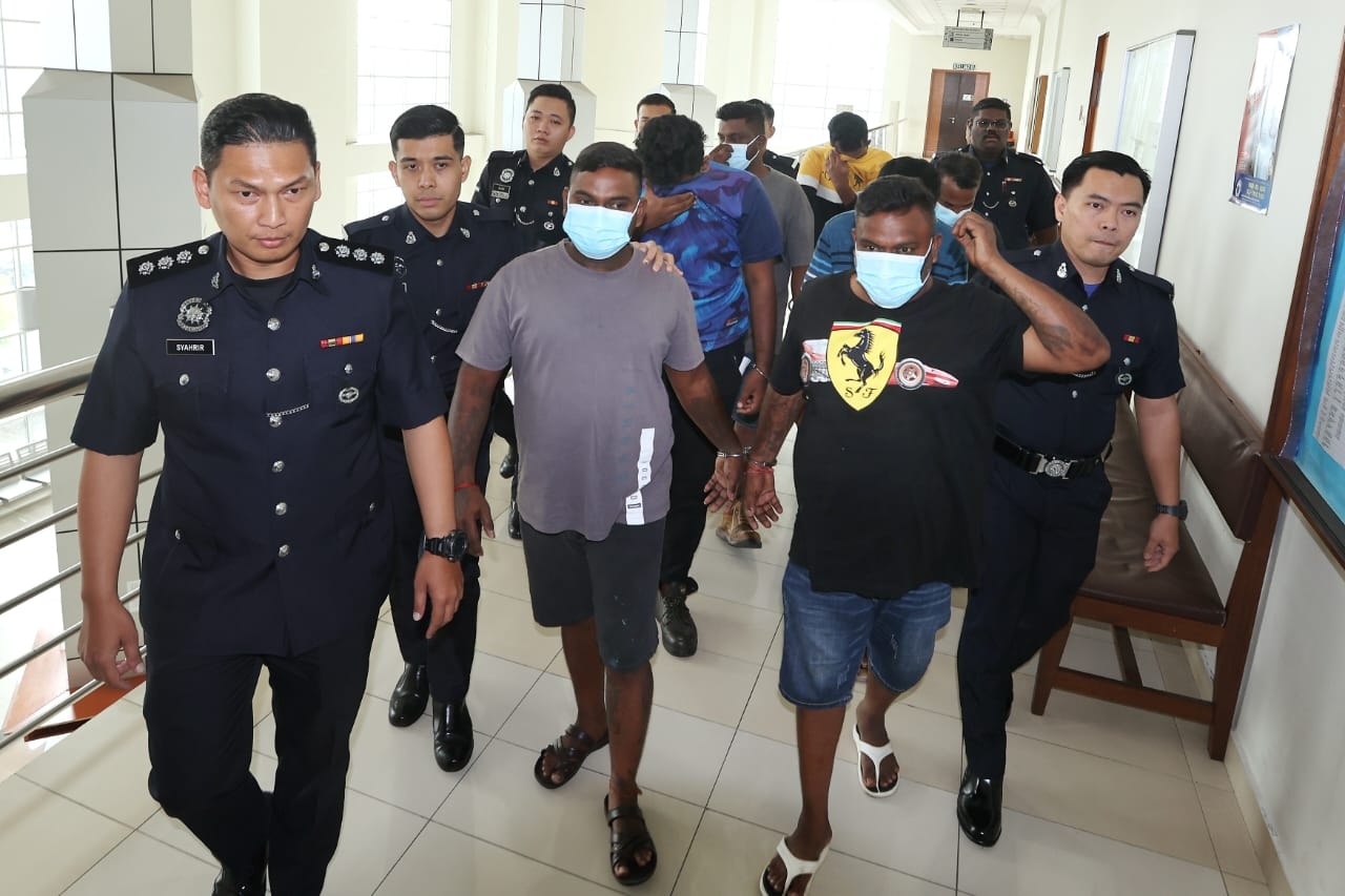 சண்டையிட்டு ரகளைப் புரிந்தாக 9 பேர் ​மீது குற்றச்சா​ட்டு