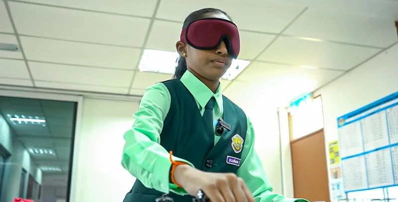 கின்னஸ் உலக சாதனையை முறியடித்துள்ளார் புனிதமலர்