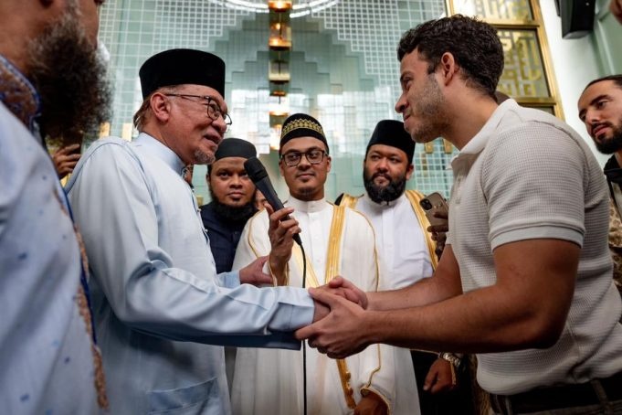 ஓர் புதிய உறுப்பினரை இஸ்லாத்திற்கு மதம் மாற்றினார்