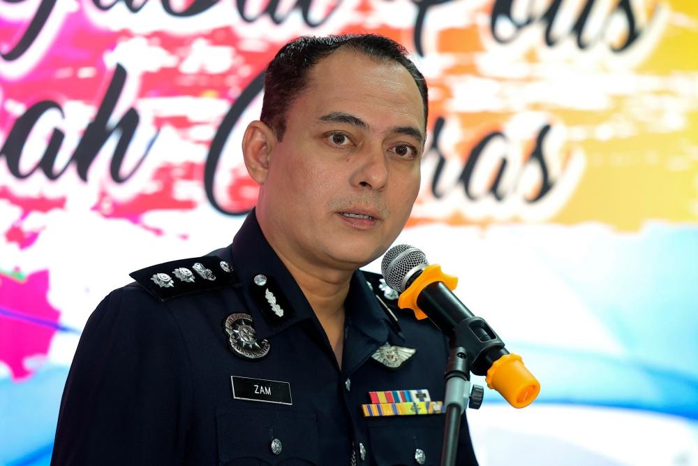 ஐந்து போலீஸ்காரர்கள் உட்பட அறுவர் கைது