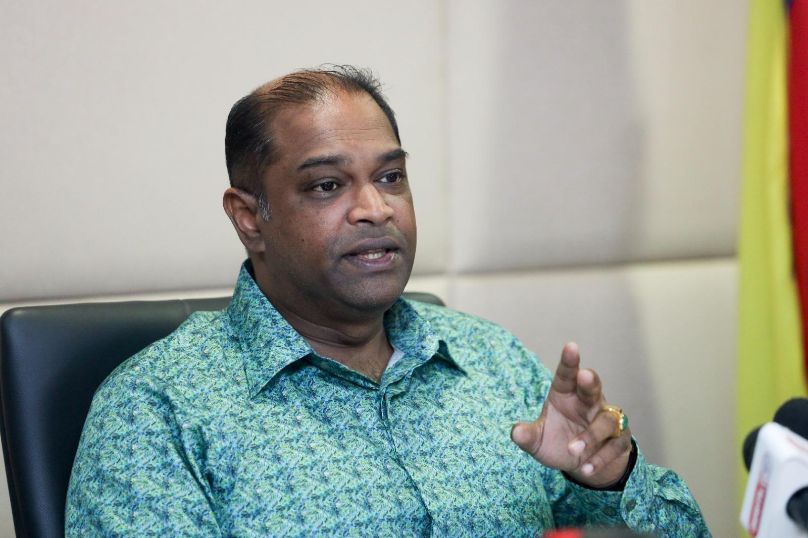 தமிழ்ப்பள்ளிகளுக்கு மடிக்கணினி விநியோகிப்பு