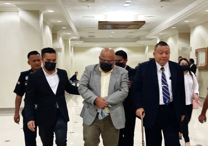 முன்னாள் மாவட்ட போலீஸ் தலைவர் மீது லஞ்ச குற்றச்சாட்டு