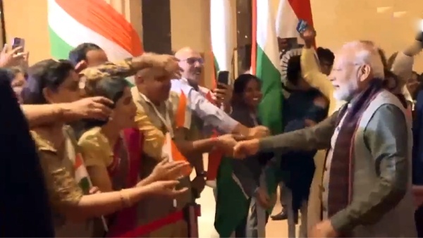 இந்தோனேசியாவில் பிரதமர் மோடி- இந்திய வம்சாவளியினர் பெருந்திரளாக திரண்டு உற்சாக வரவேற்பு!