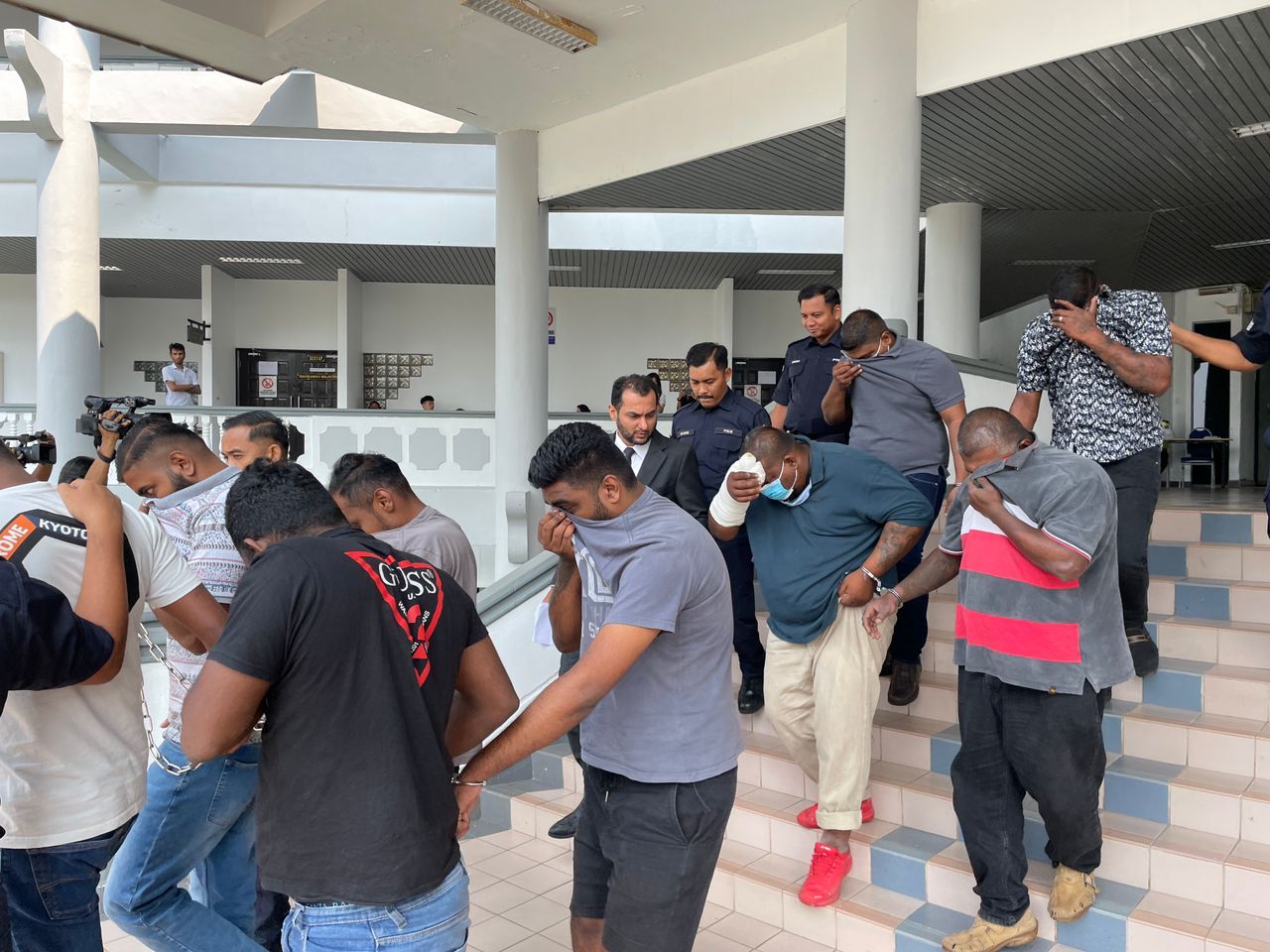 கலவரம் விளைவித்ததாக ஒன்பது ஆடவர்கள் மீது குற்றச்சாட்டு