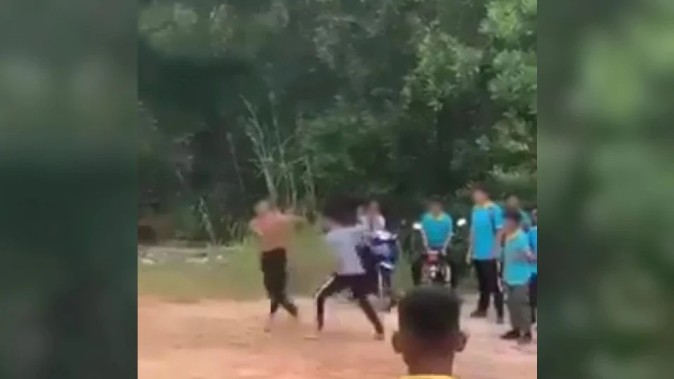 ஒரு பெண்ணுக்காக இருவர் அடித்துக் கொண்டனர்