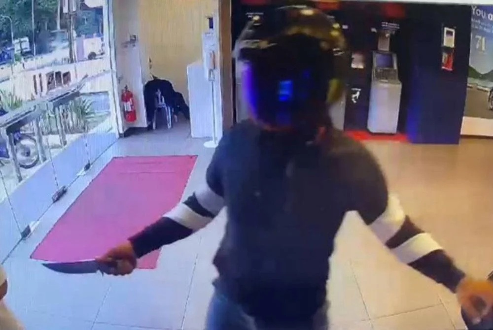 ஆடவரை போலீஸ் தேடி வருகிறது