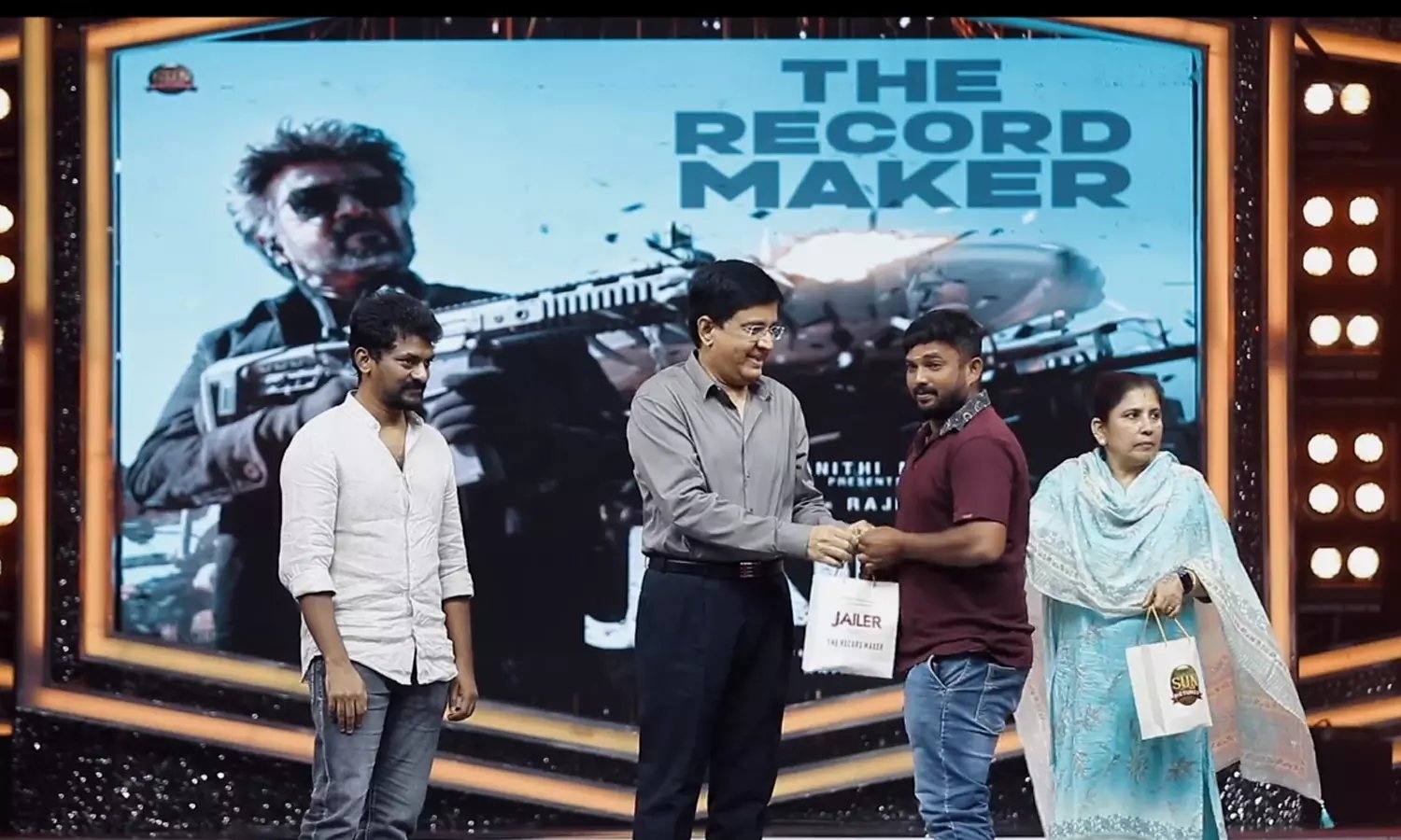 "ஜெயிலர்" படத்தில் பணியாற்றிய 300க்கும் மேற்பட்ட ஊழியர்களுக்கு தங்க நாணயம் பரிசு