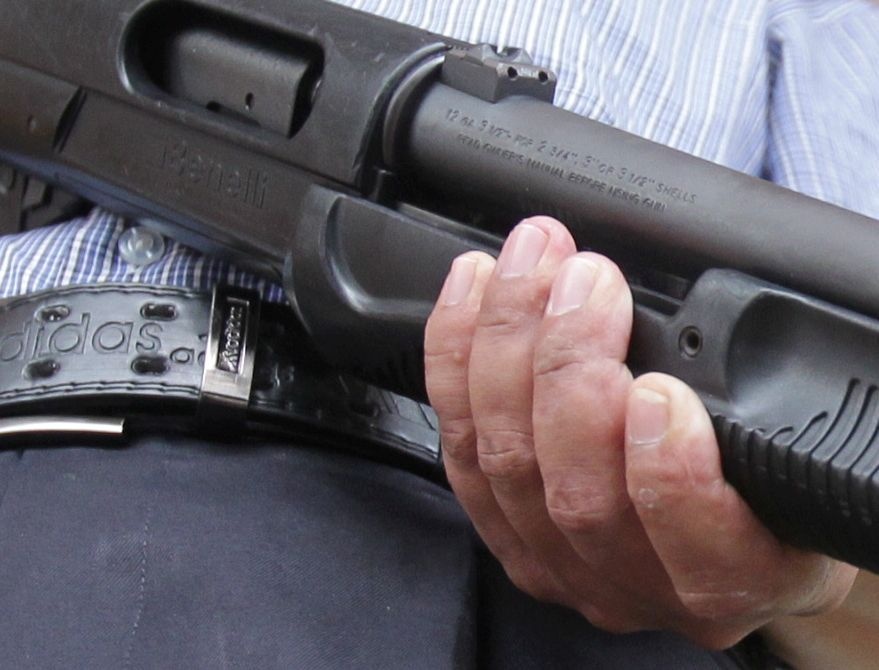 வங்கியில் துப்பாக்கி சூடு, மூவர் காயம்