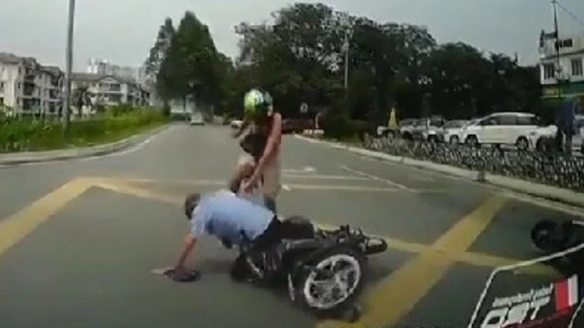 மோட்டார் சைக்கிளோட்டியை தாக்கிய நபர்