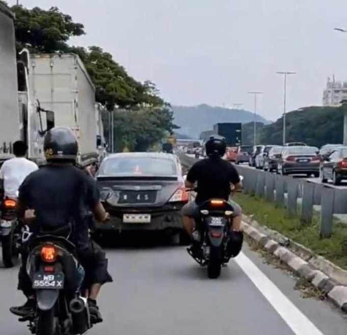 நிசான் அல்மேரா ஓட்டுநரை போ​லீசார் தேடுகின்றனர்