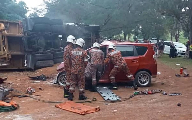 கோர சாலை விபத்தில் ஐவர் உயிரிழந்தனர்