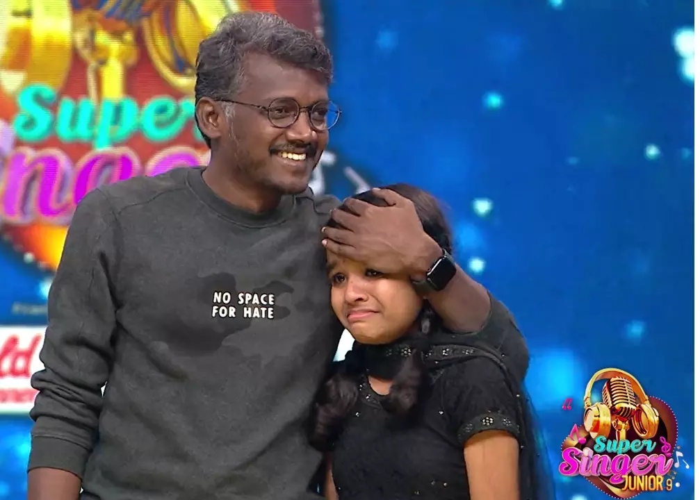 இளம் பாடகியை கட்டியணைத்து பாராட்டிய மாரி செல்வராஜ்