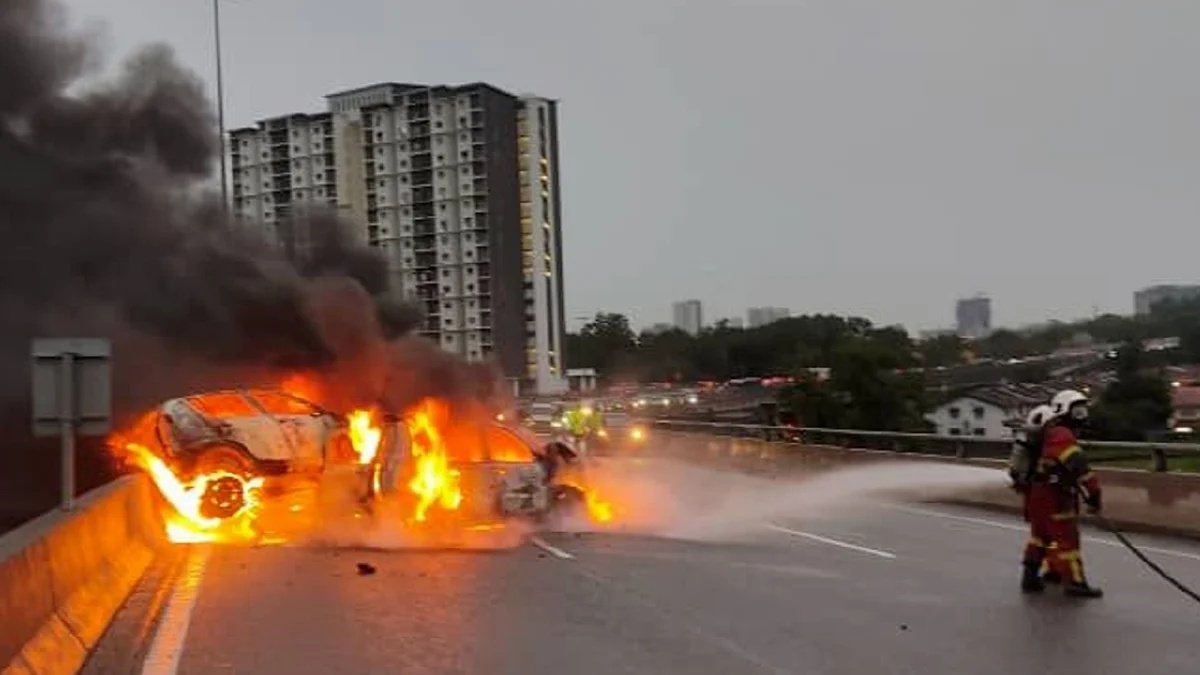 இரண்டு வாகனங்கள் ​தீப்பற்றிக்கொண்டன