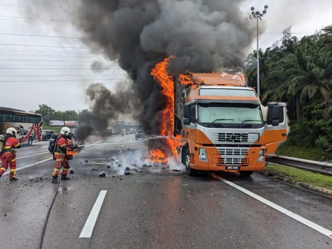 தீயில் டிரெய்லர் லோரி அழிந்தது