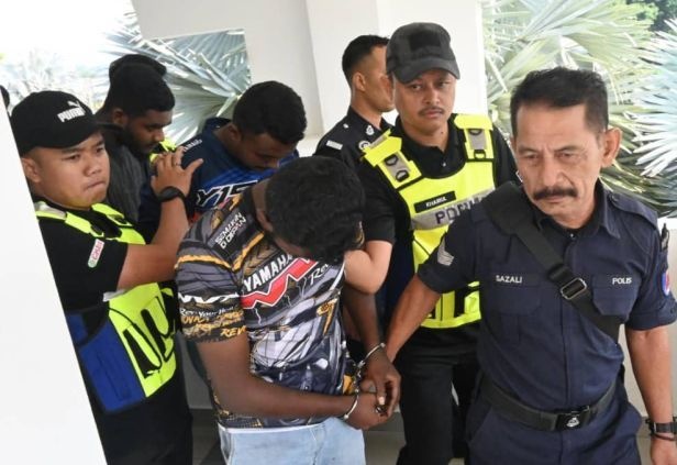 தர்வீன் ராஜ்ஜை கொடூரமாக வெட்டிக் கொலை செய்ததாக மூன்று நண்பர்கள் மீது குற்றச்சாட்டு