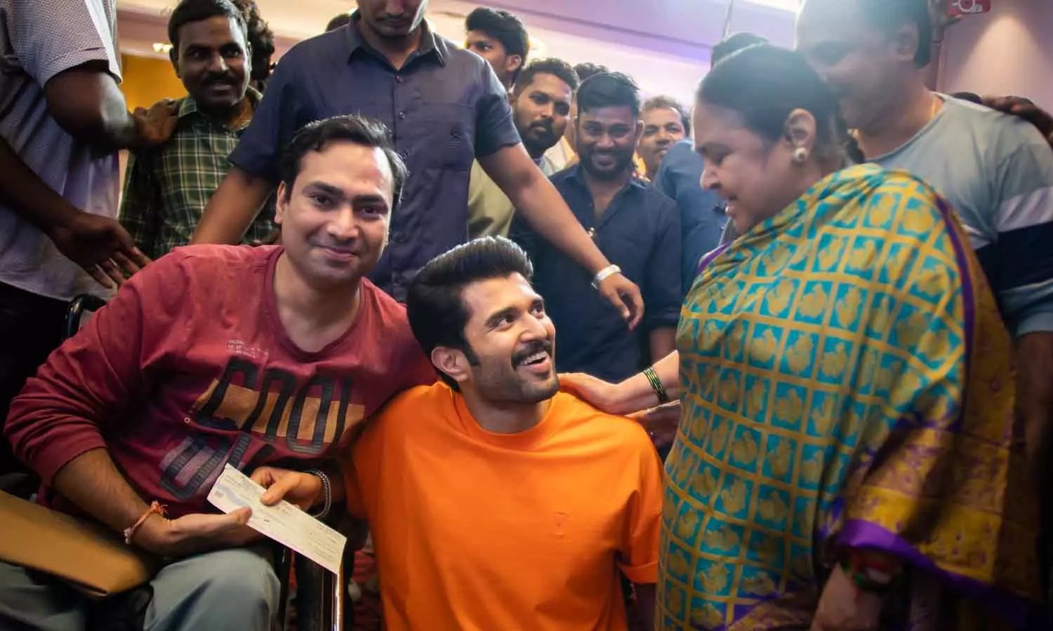 சொன்னதை செய்த விஜய் தேவரகொண்டா.. வாழ்த்தும் 100 குடும்பங்கள்