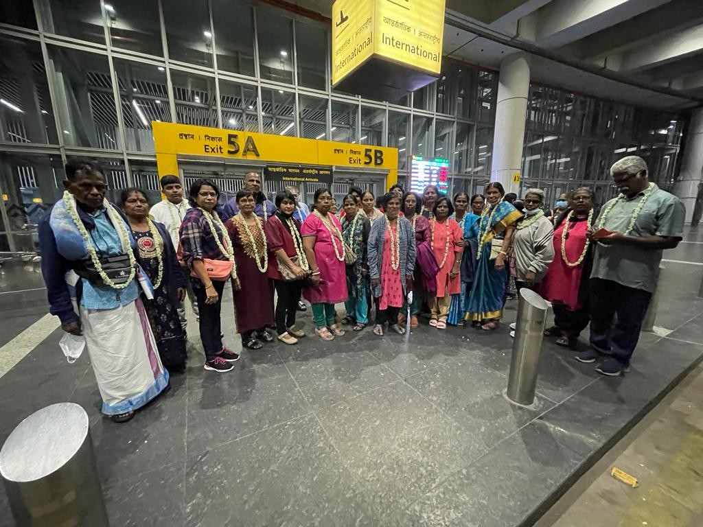 இரு குழுக்கள் வெற்றிகரமாக நாடு திரும்பினர்