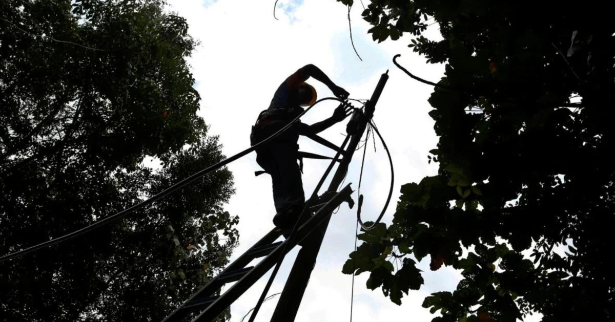 நான்கு அமலாக்க அதிகாரிகள் கைது