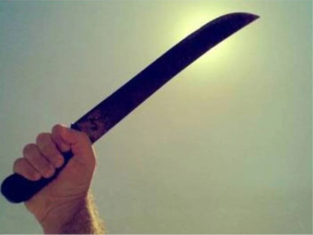 லோரி ஓட்டுநர் பாராங்கினால் தாக்கப்பட்டார்