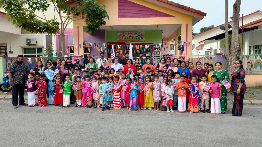 மழலையர்களின் கைவண்ணத்தில் மாதிரி இரட்டை கோபுரம்