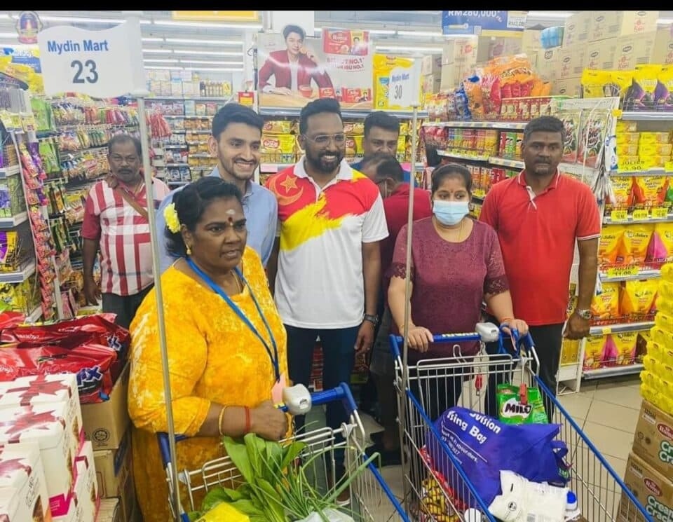 கோத்தா கெமுனிங் தொகுதியில் 450 பேருக்குத் தீபாவளி பற்றுச் சீட்டுகள்