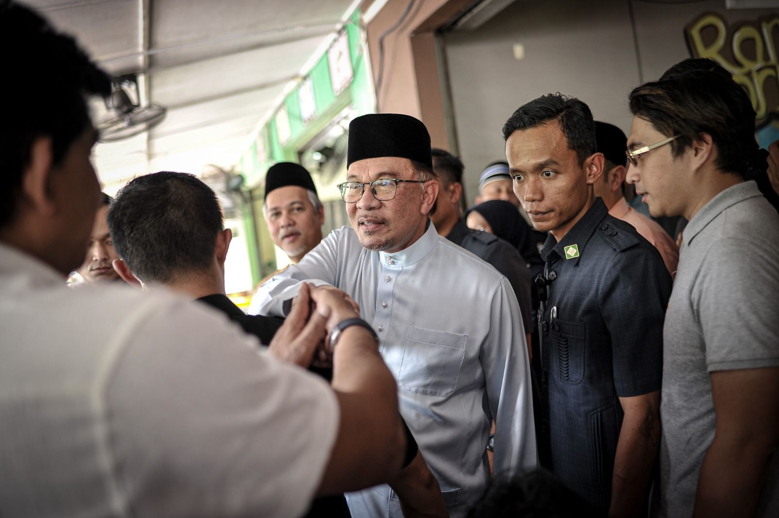 மாணவர்கள் கொண்டு வரக்கூடிய உபகரணங்கள் கட்டுப்பாட்டில் இருக்க வேண்டும்