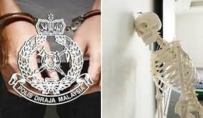 கட்டடத்தின் மேற்கூரையில் இரண்டு எலும்புக்கூடுகள் கண்டு பிடிப்பு