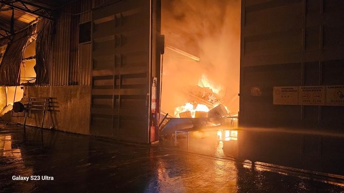 பத்துமலையில் தொழிற்சாலை தீப்பற்றிக் கொண்டது