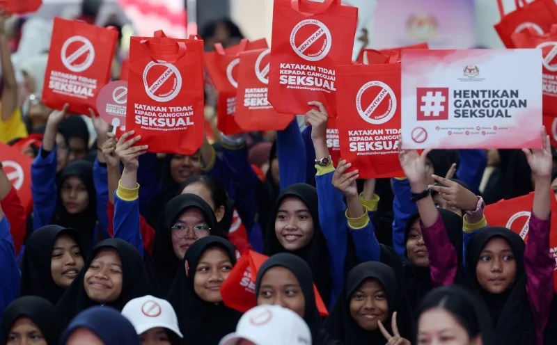 திறன்பேசிகள் வழி சமூக வளைத்தளங்களில் நேரத்தை செலவிடும் சிறுவர்கள் மிக இலகுவாக பாலியல் தொல்லைக்கு ஆளாகுகின்றார்கள்.