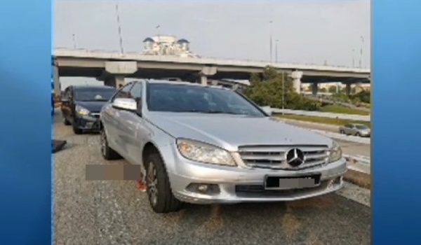 காரின் அடியில் சிக்கிய மோட்டார் சைக்கிளோட்டி படுகாயம்