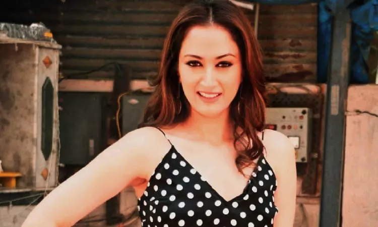 கார் விபத்தில் உயிர் தப்பிய நடிகை