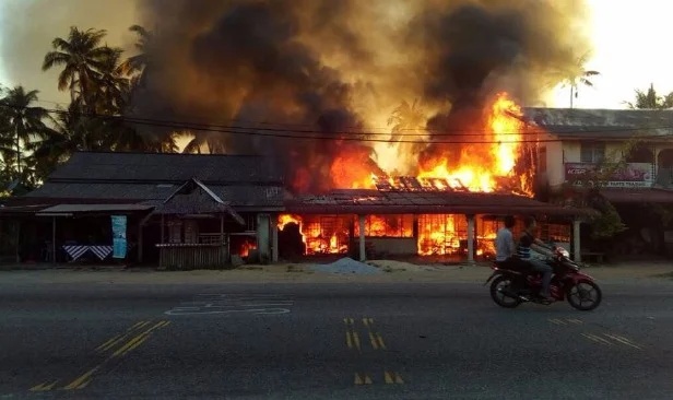 நான்கு கடை வீடுகள் தீயில் அழிந்தன